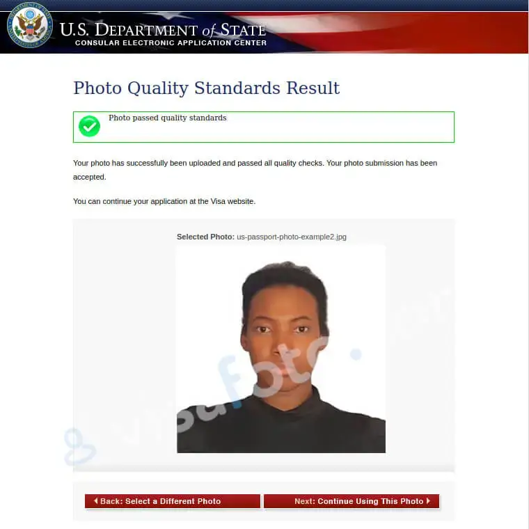 Otra foto de pasaporte de EE.UU. pasa los controles en el sitio web del Departamento de Estado