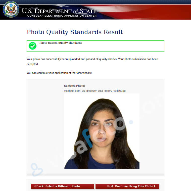 La foto para el pasaporte estadounidense se comprueba en el sitio web del Departamento de Estado